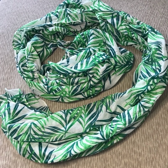 Accessories - NWOT Lightweight Palm Tree Scarf